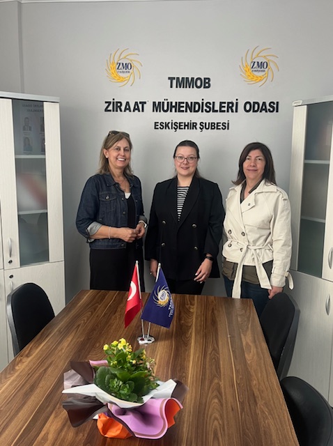 YENİ ÜYEMİZE MESLEK ÖRGÜTÜMÜZÜN TANITIMI VE ŞUBE ROZET TAKDİMİ