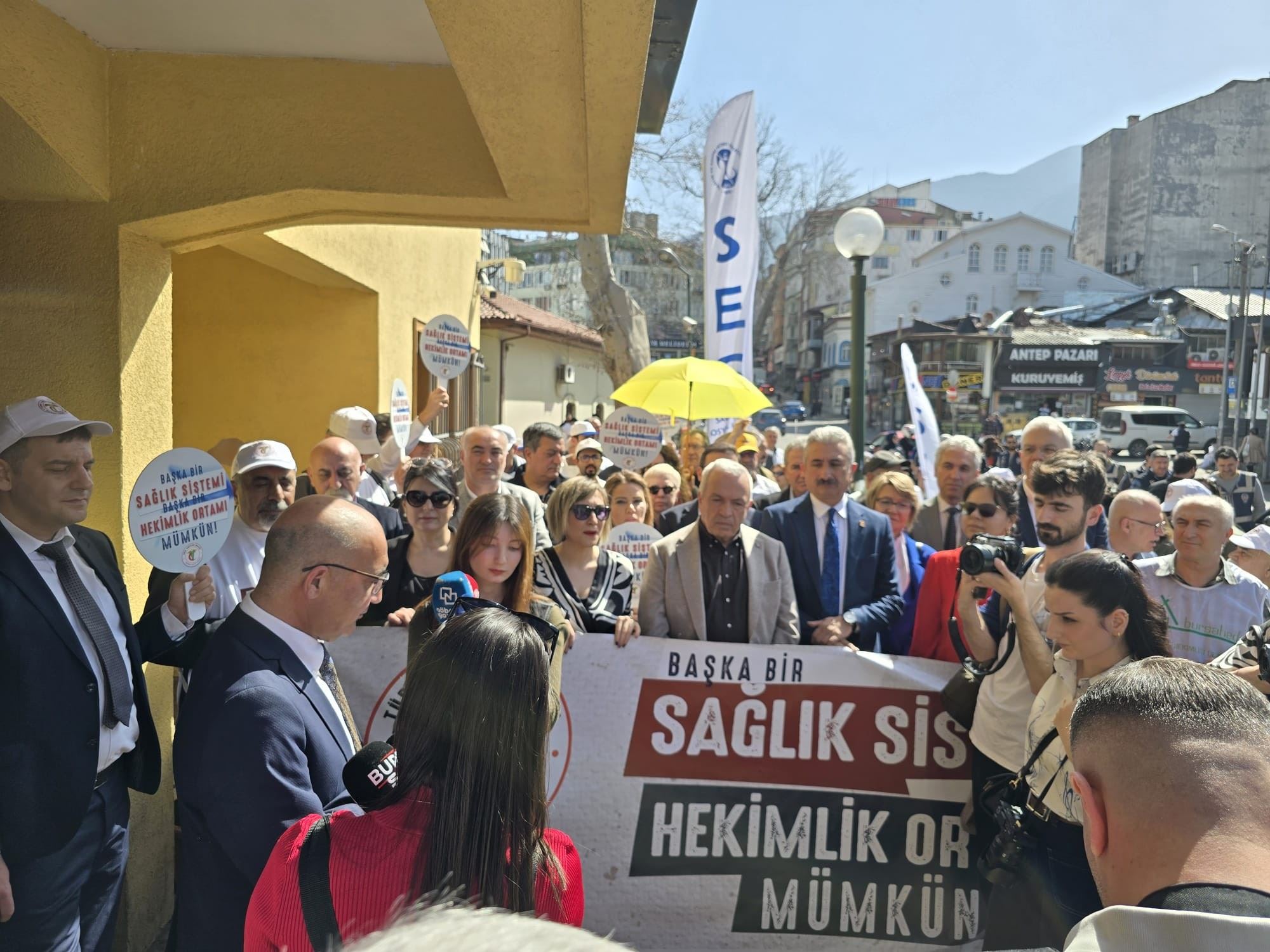 TÜM SAĞLIK EMEKÇİLERİNİN TIP BAYRAMI KUTLUYORUZ