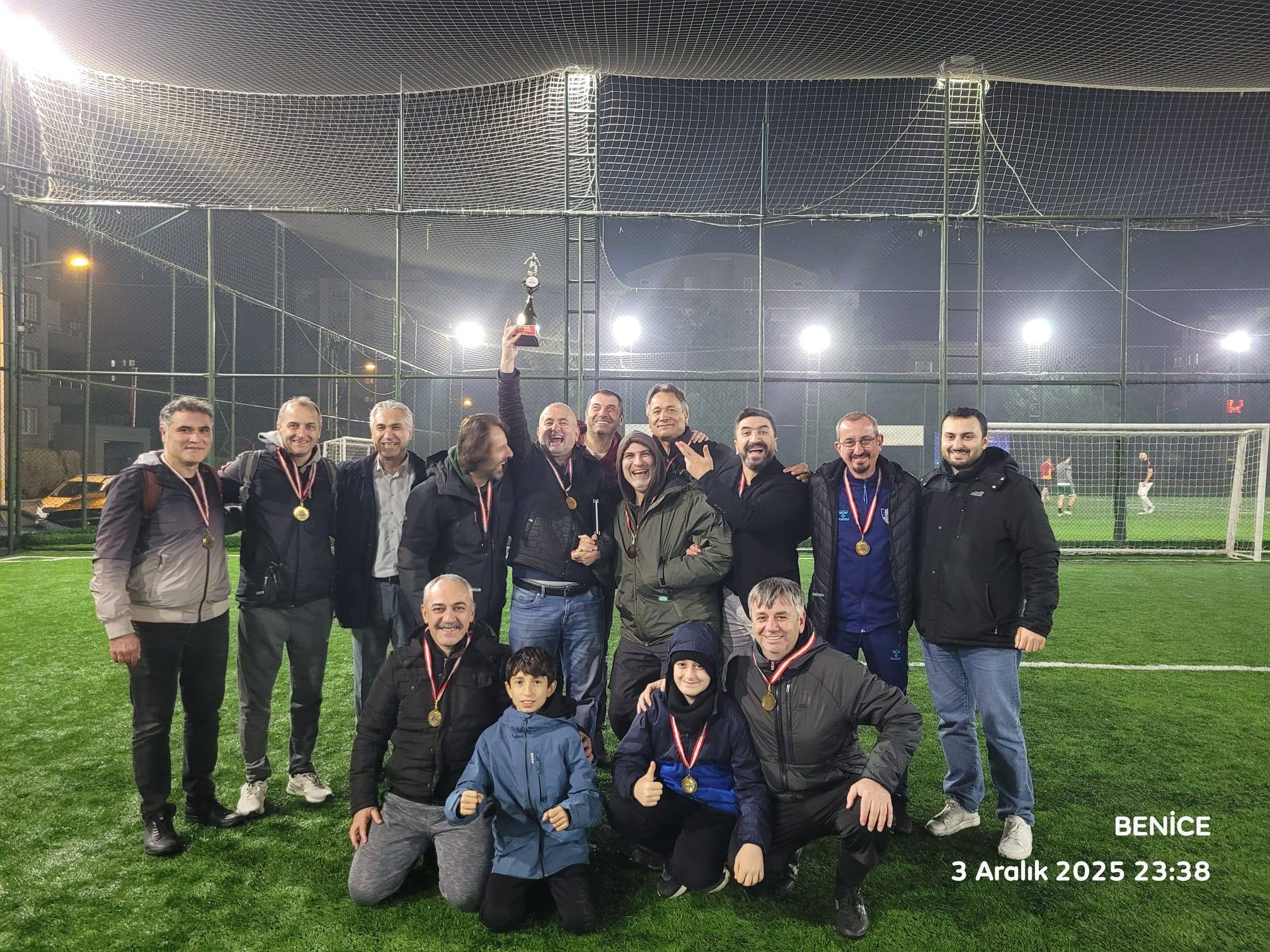 TMMOB BURSA İKK 35. GELENEKSEL FUTBOL TURNUVASINDA VETERAN TAKIMIMIZ ZMO ESKİ TOPRAK ŞAMPİYONU OLDU.