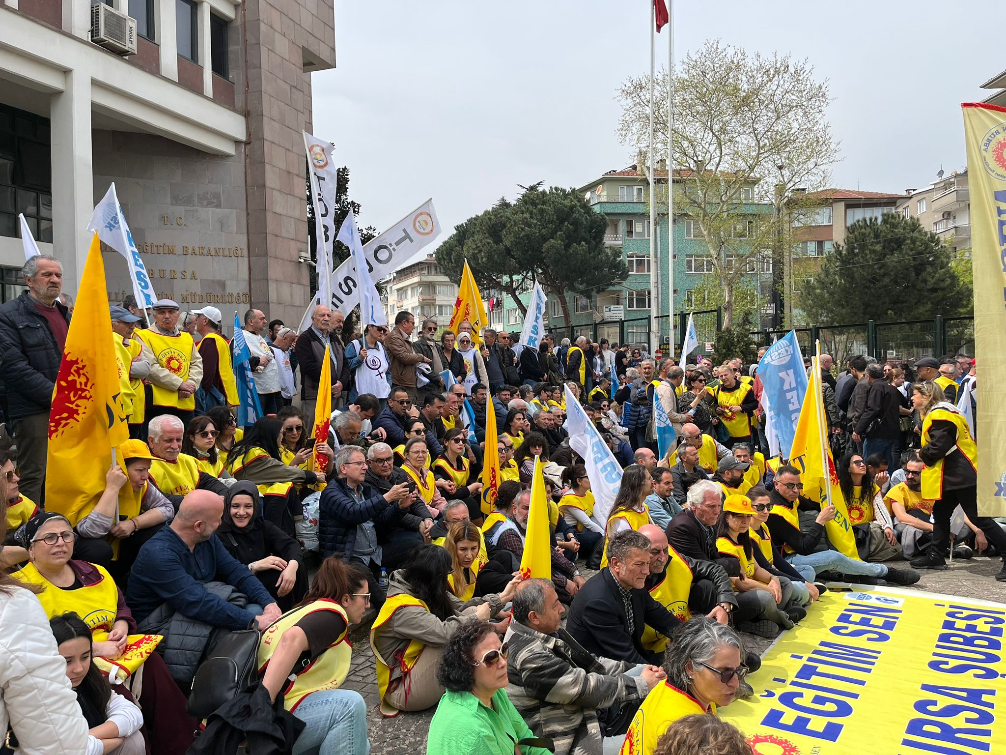 BASIN AÇIKLAMASI : OKULLARDA GERÇEKLEŞEN SALDIRILARI KINIYORUZ!