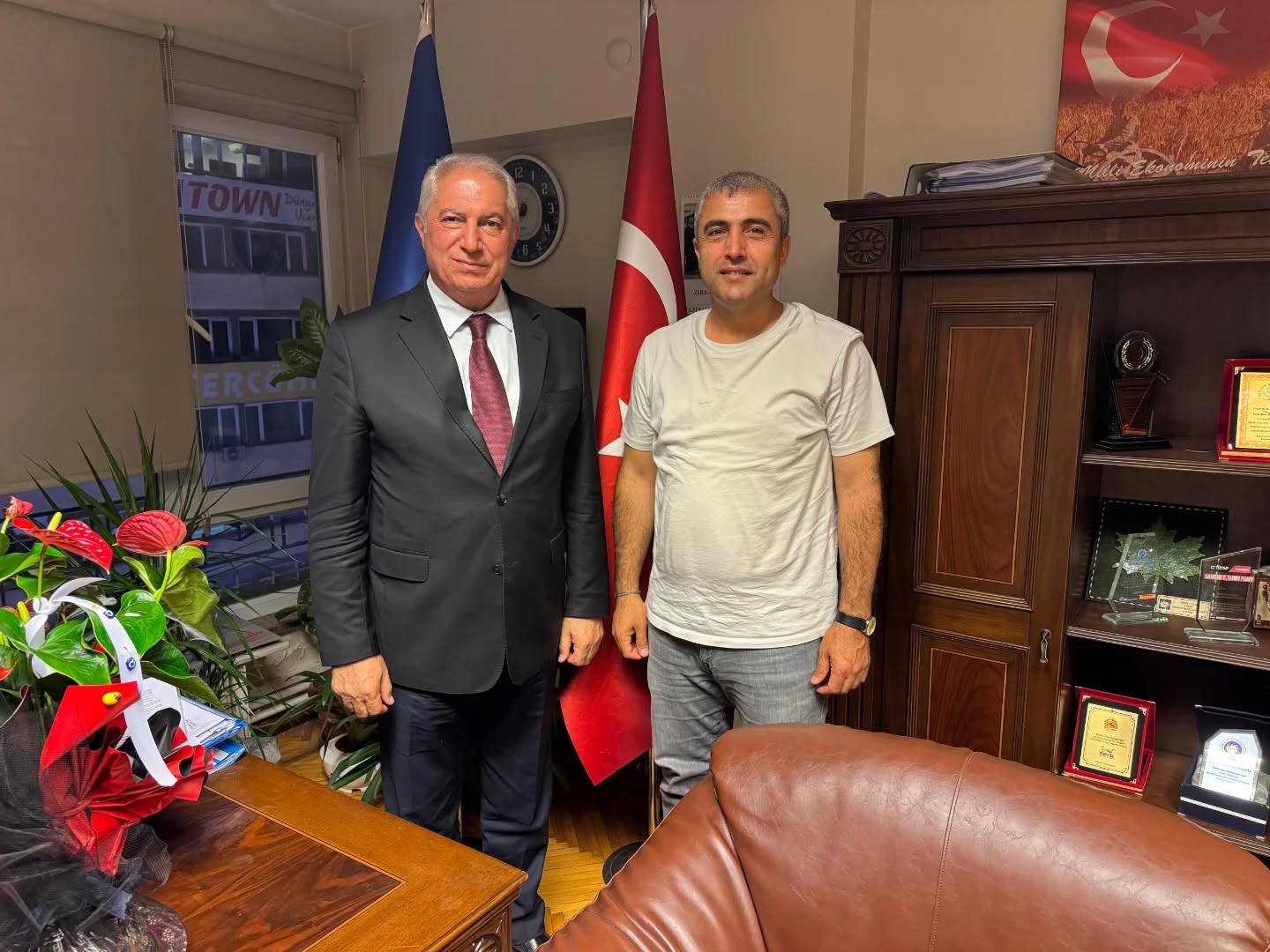 ZİRAAT MÜHENDİSLERİ ODASI GENEL BAŞKANIMIZ SAYIN HASAN MURAT KAPIKIRAN’A HAYIRLI OLSUN ZİYARETİNDE BULUNDUK.
