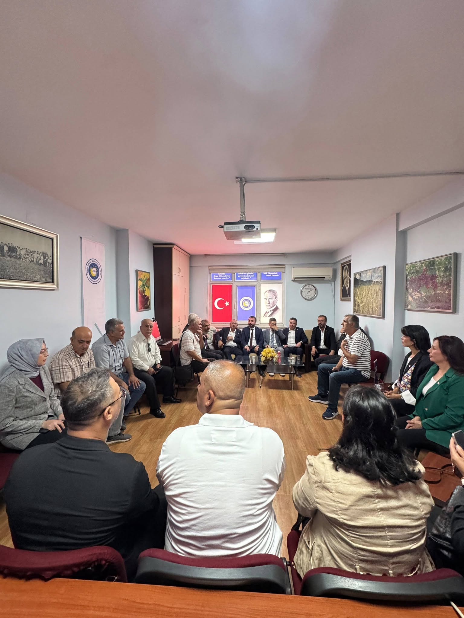 YENİ PARTİ HATAY MİLLETVEKİLİ SERVET MULLAOĞLU, ISPARTA MİLLETVEKİLİ HİKMET YALIM HALICI, PAZARCIK BELEDİYE BAŞKANI HAYDAR İKİZER, İL BAŞKANI ÜNAL ATEŞ VE BERABERİNDEKİ HEYET ODAMIZI ZİYARET ETMİŞTİR.