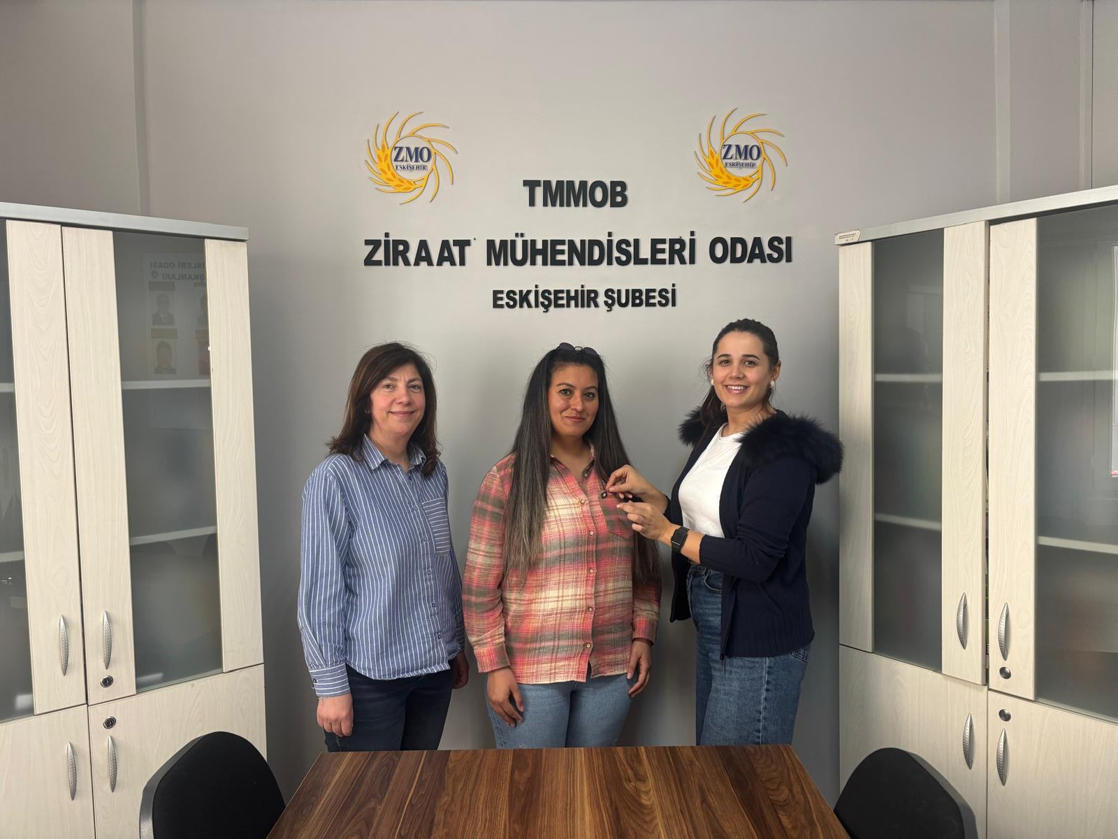 YENİ ÜYEMİZE ROZET TAKDİMİ VE TMMOB ZMO BİLGİLENDİRMESİ