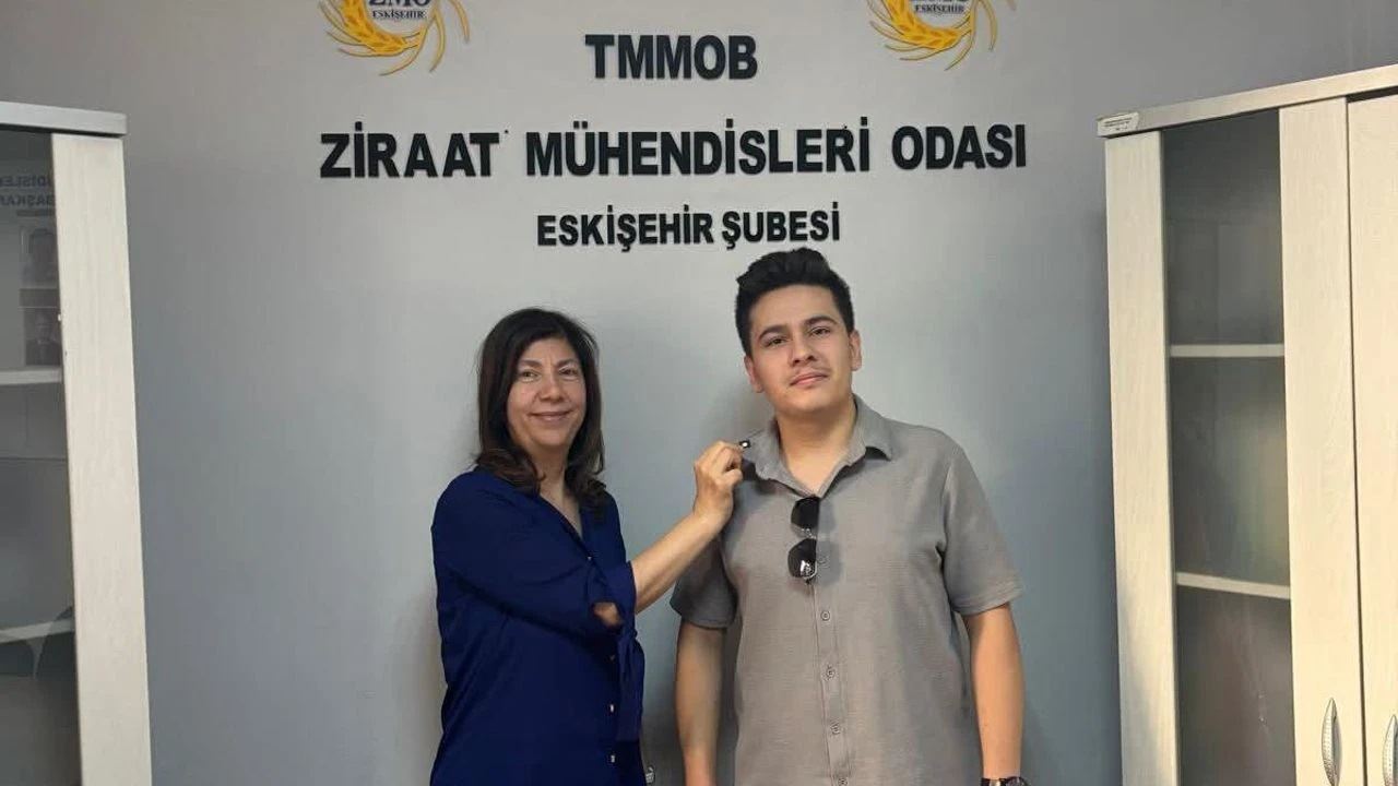 ESYENİGÜN: ESKİŞEHİR’DE GENÇ ÜYEYE MESLEK ROZETİ TAKILDI-25 AĞUSTOS 2025