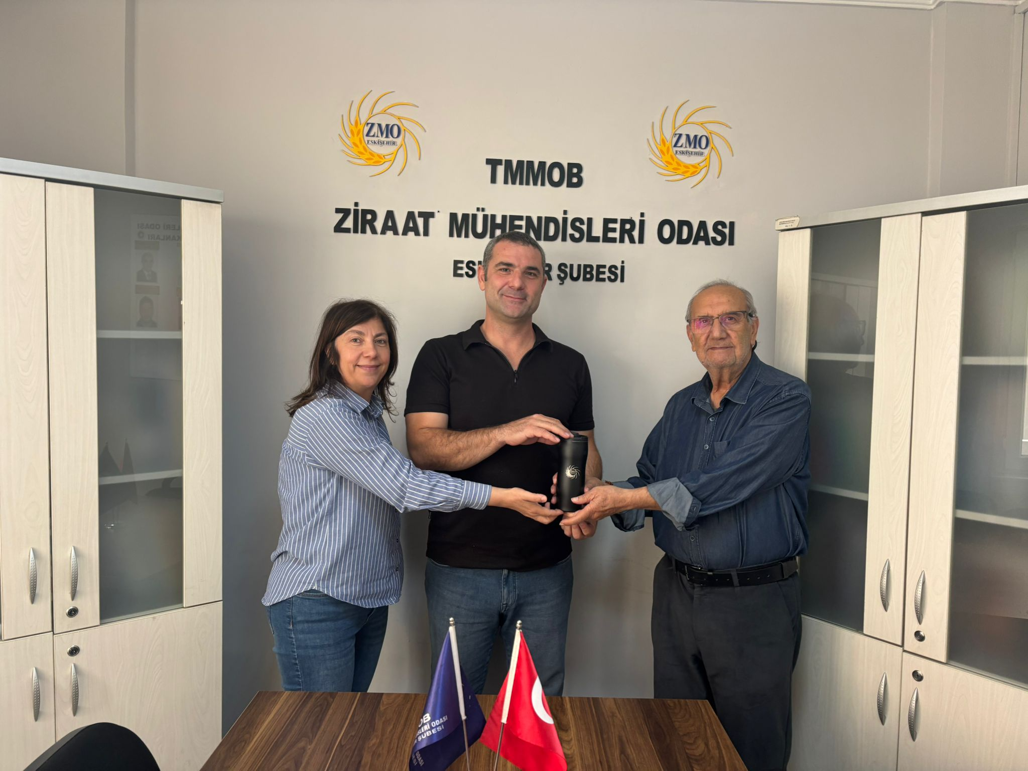 HEDİYE TAKDİMLERİ DEVAM EDİYOR. 