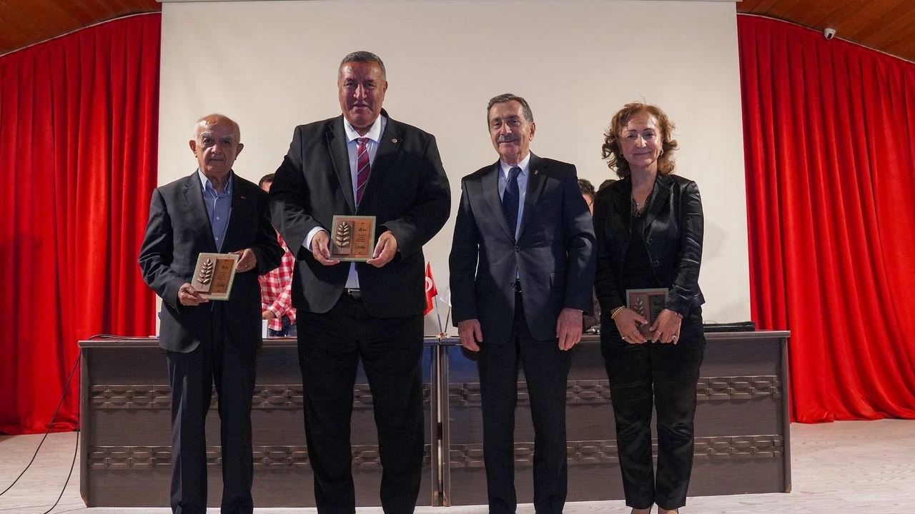 ESKİSEHİR.NET: BAŞKAN ATAÇ: "ATATÜRK'ÜN İMZASIYLA ÜRETİCİNİN EMEĞİNİN ARTTIRILMASINI ANLATTIK"-1 KASIM 2025