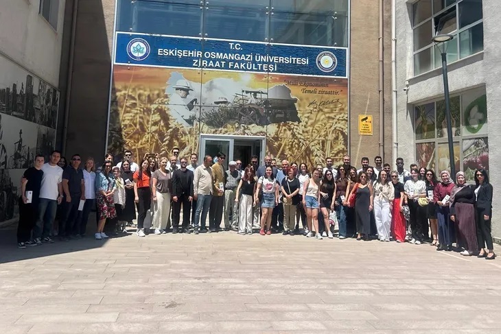PORSUK HABER AJANSI: ESOGÜ ZİRAAT FAKÜLTESİ’NDE GENÇ ZİRAAT MÜHENDİSLERİ ROZETLERİNİ ALDI-19 HAZİRAN 2026