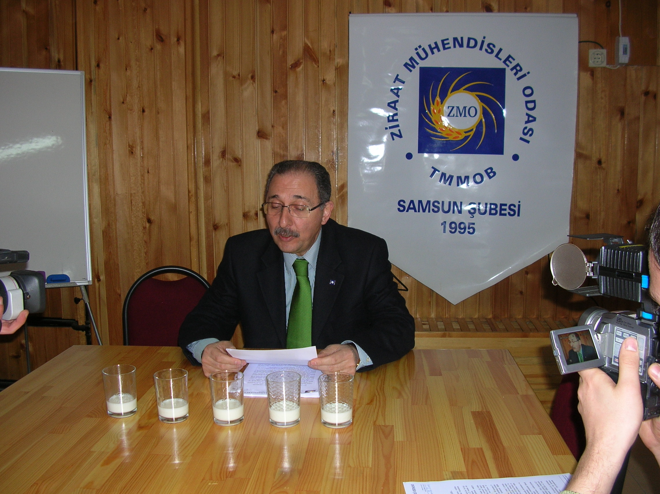 BASIN AÇIKLAMASI: SÜT  ÜRETİCİSİNİN KARTELLER KARŞISINDAKİ ÇARESİZLİĞİ…