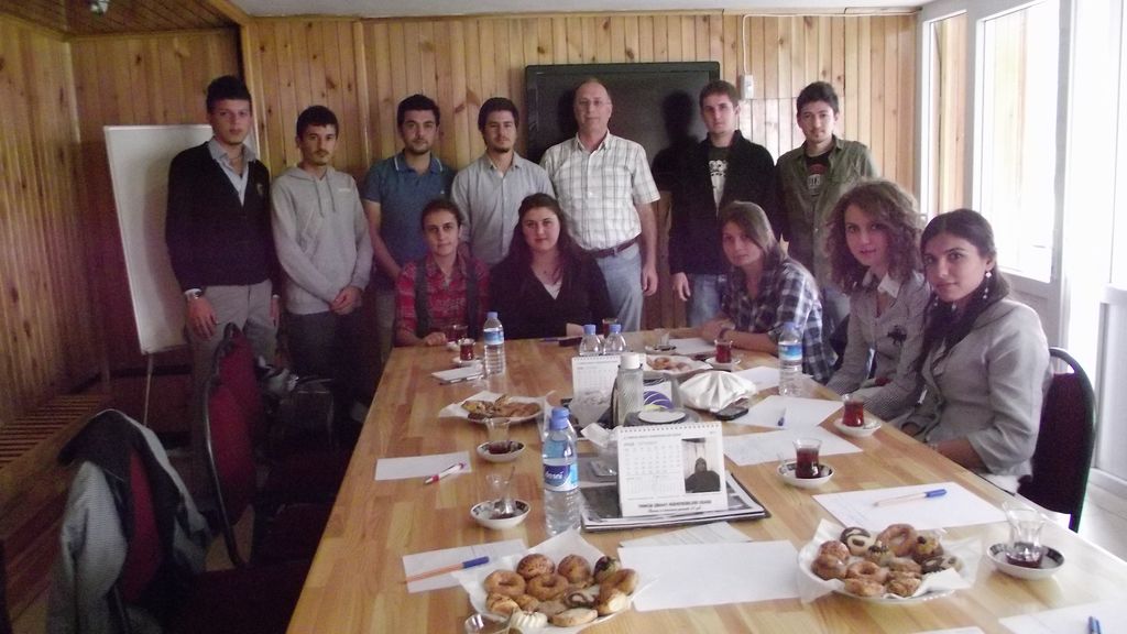 ÖĞRENCİLER KONUŞUYOR: AÇLIK SORUNU VE GELECEK BEKLENTİLERİ 