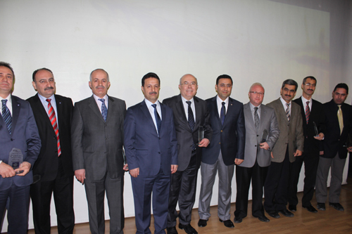 SİİRT`TE KONFERANS VE MESLEKTAŞLARIMIZA 25. YIL PLAKETİ 
