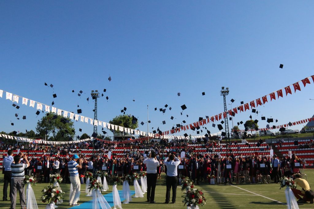 ONDOKUZ MAYIS ÜNİVERSİTESİ ZİRAAT FAKÜLTESİNDE MEZUNİYET SEVİNCİ