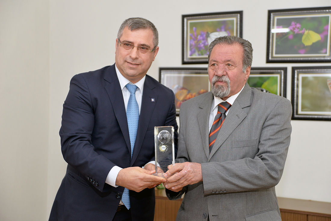 PROF. DR. NAZIM ULUOCAK'A PLAKET TAKDİMİ