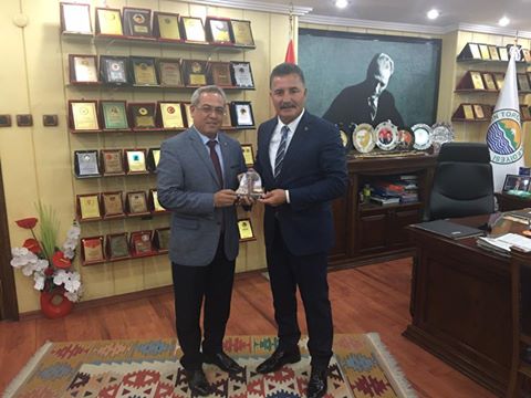 MERSİN TOROSLAR BELEDİYE BAŞKANINA PLAKET SUNDUK.