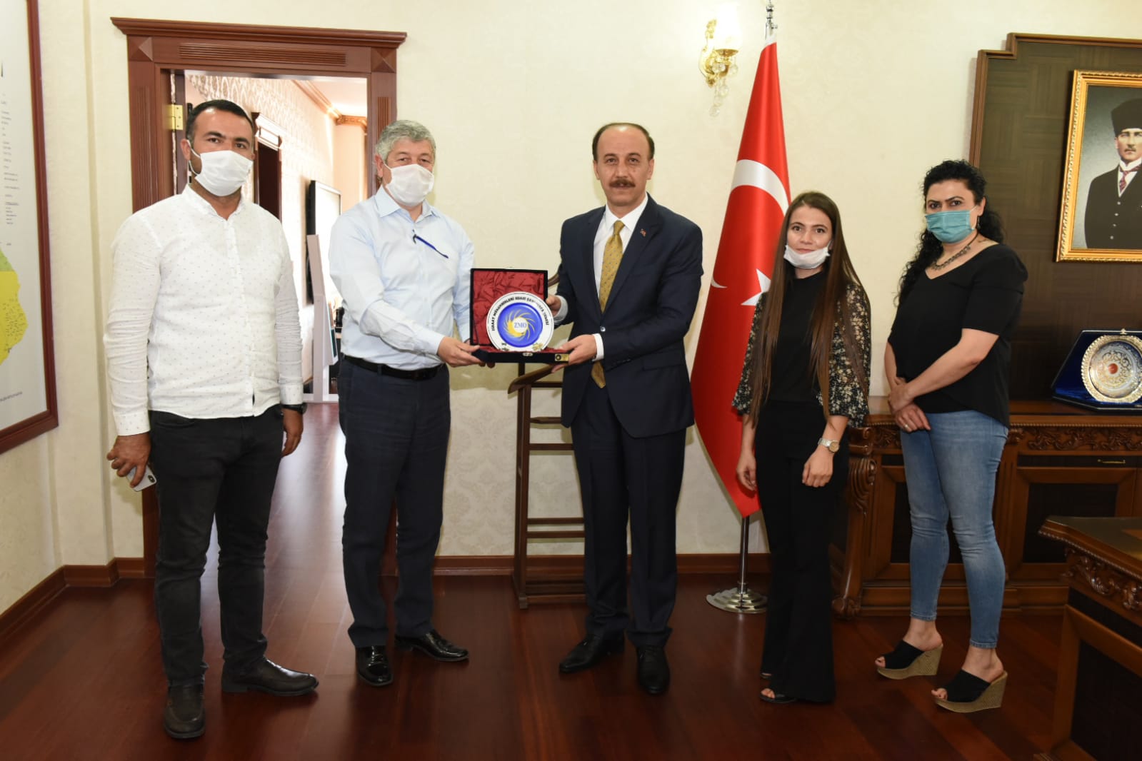 ŞANLIURFA VALİSİ SAYIN ABDULLAH ERİN`İ YÖNETİM KURULU OLARAK MAKAMINDA ZİYARET ETTİK.