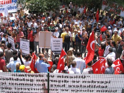 CUMHURİYET GAZETESİ ÖNÜNDE YAPILAN BASIN AÇIKLAMASINA KATILDIK