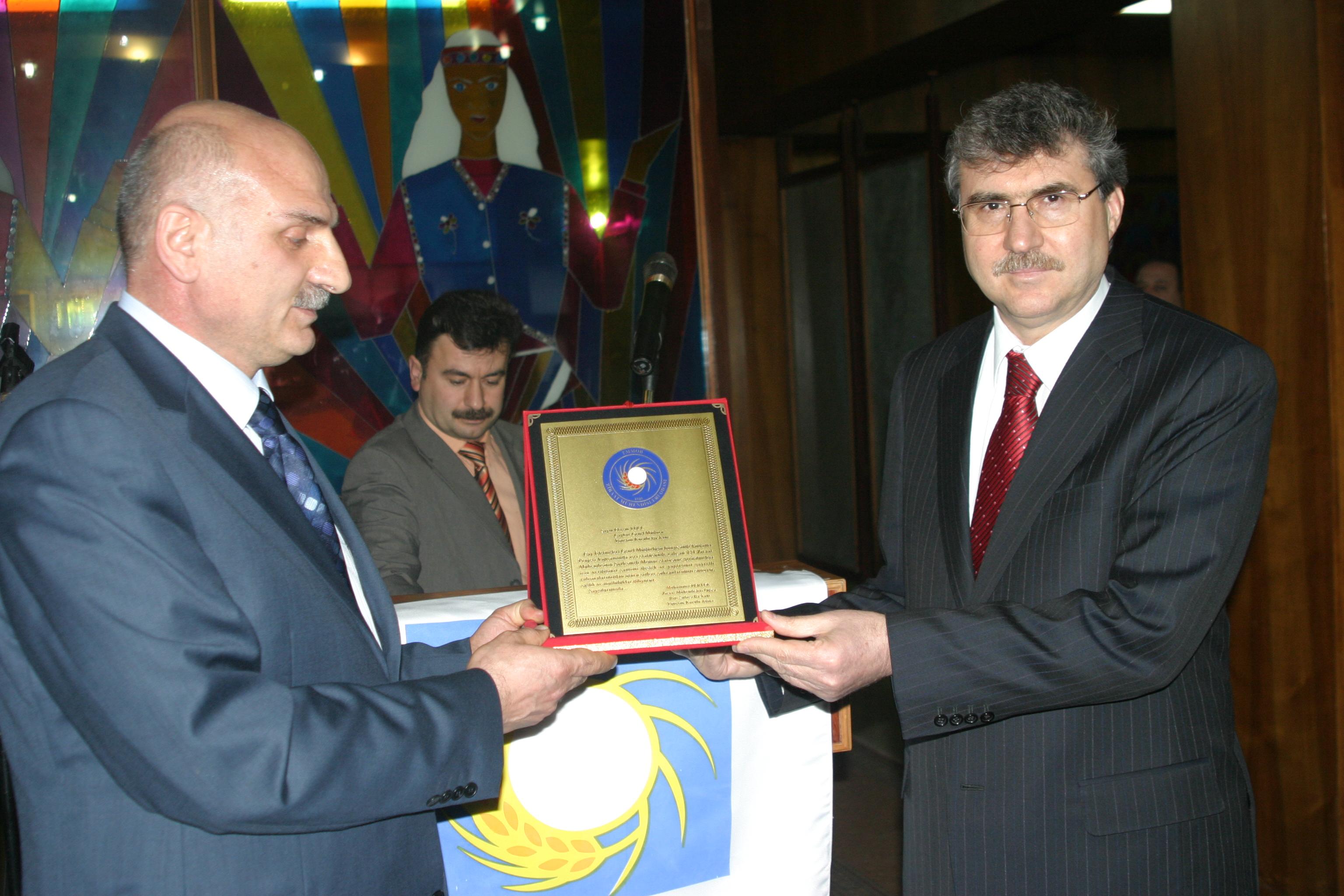 ÇAYKUR GENEL MÜDÜRÜNE PLAKET VERİLDİ