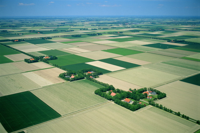 ARAZİDE ÖNCELİK TOPRAKSIZ KÖYLÜNÜN OLMALI - EVRENSEL - 10.04.2005