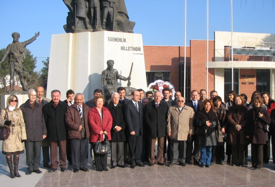 ATATÜRK ANITINA TÖRENLE ÇELENK KOYDUK