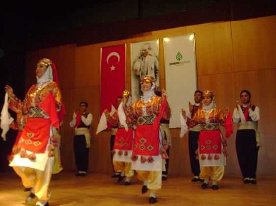 HALK DANSLARI GÖSTERİSİ