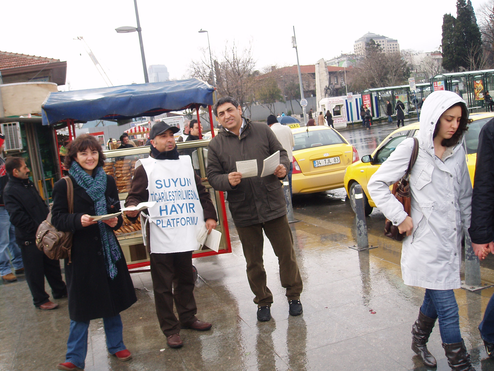 SUYUN TİCARİLEŞTİRİLMESİNE KARŞI BİLDİRİ DAĞITIMI