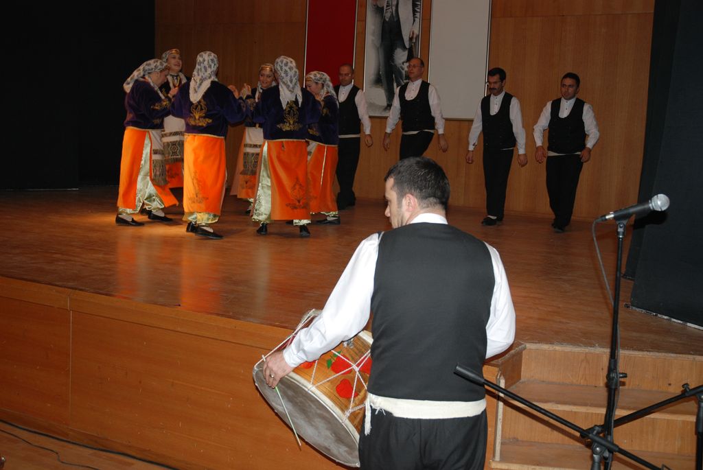 HALK OYUNLARI GÖSTERİSİ

