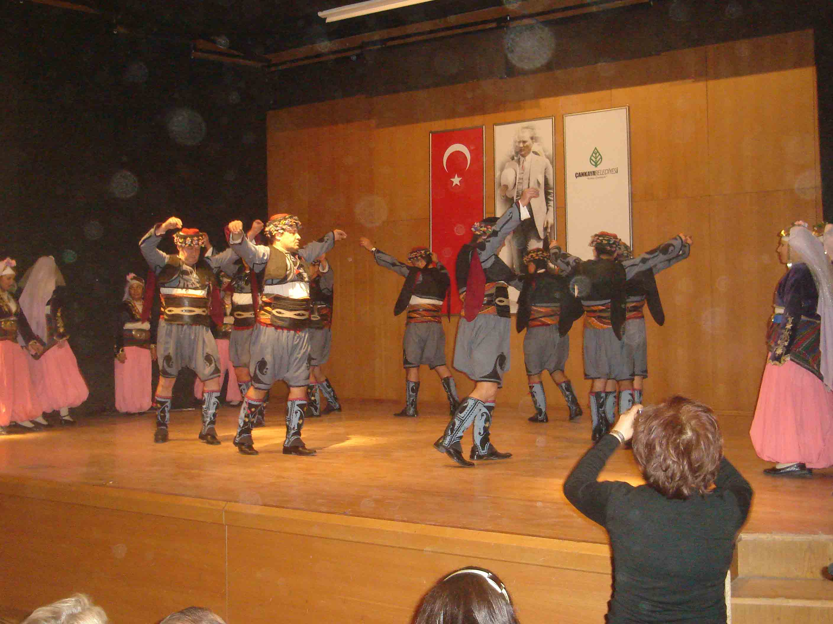 HALK DANSLARI GÖSTERİSİNE KATILDIK