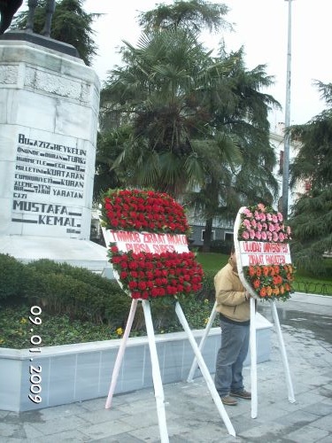 ATATÜRK ANITINA ÇELENK KOYDUK