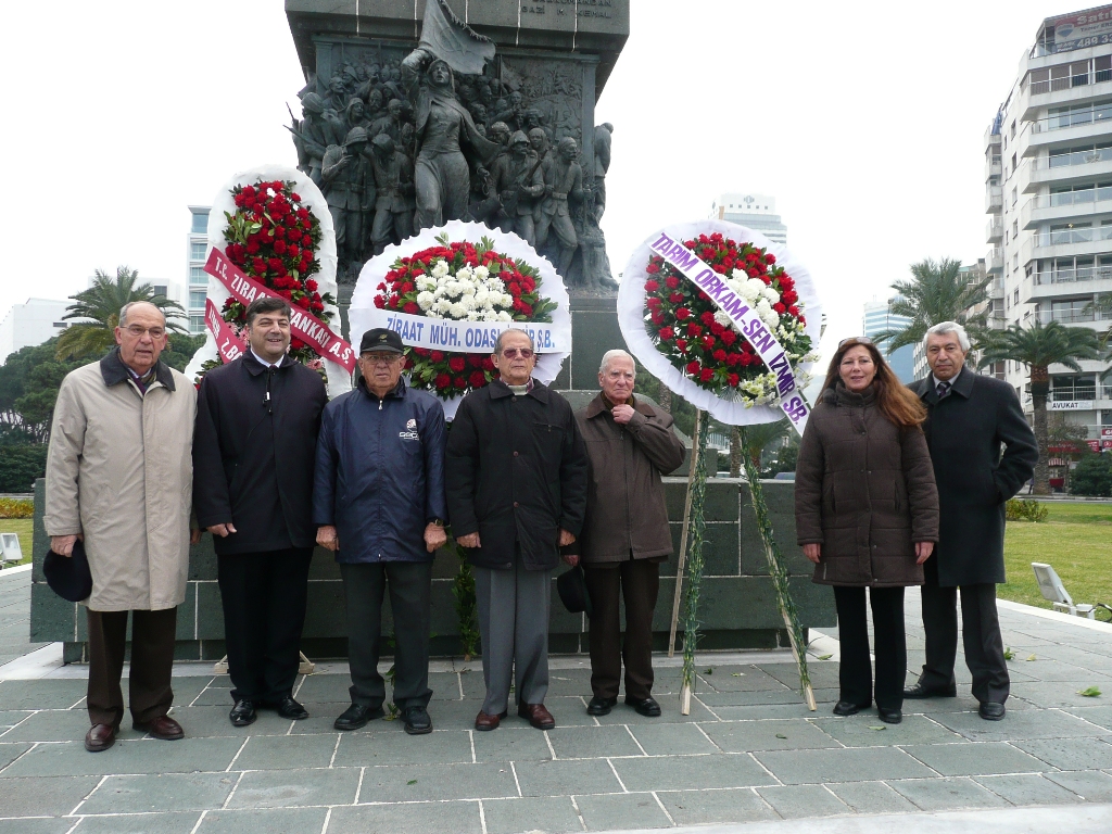 TARIM HAFTASI’09; CUMHURİYET MEYDANI TÖREN ALANINDA ATATÜRK ANITINA ÇELENK KOYDUK