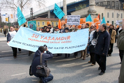 FARKLILIKLAR SUDA YAKINLAŞAMADI!
