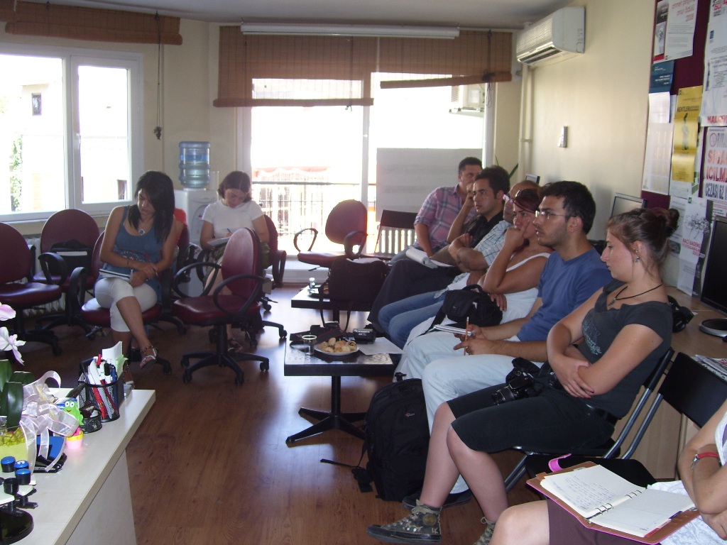 BASIN TOPLANTISI: İZMİR İNCİRALTI TURİZM MERKEZİ 1/25.000 ÖLÇEKLİ ÇEVRE DÜZENİ PLANI REVİZYONU ŞEHİRCİLİK ESASLARI VE PLANLAMA İLKELERİNE AYKIRIDIR