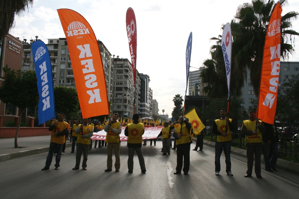 TEHDİTLER TUTMADI, YAŞAM DURDU! 