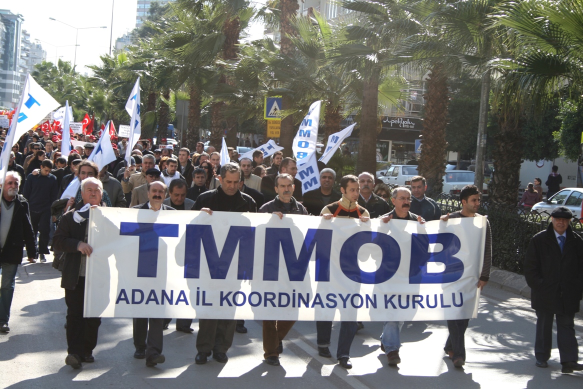 TEK-EL OLDUK YÜRÜDÜK KARANLIĞIN ÜSTÜNE