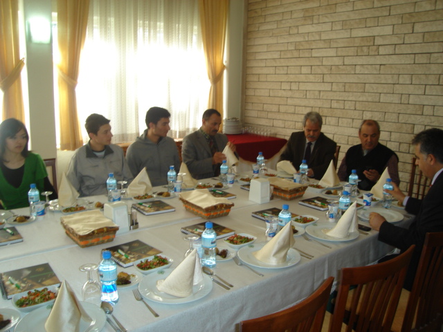 SEYRANİ ZİRAAT FAKÜLTESİ DEKAN, ÖĞRETİM ÜYELERİ  VE ÖĞRENCİLERİNE ŞEKER FABRİKASI SERA VE FİDAN ÜRETİM TESİSLERİ GEZDİRİLDİ