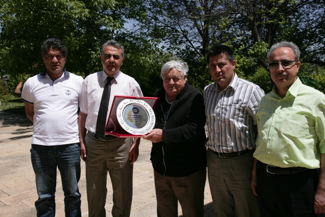 İŞADAMI FARUK MOLU'YA PLAKET 