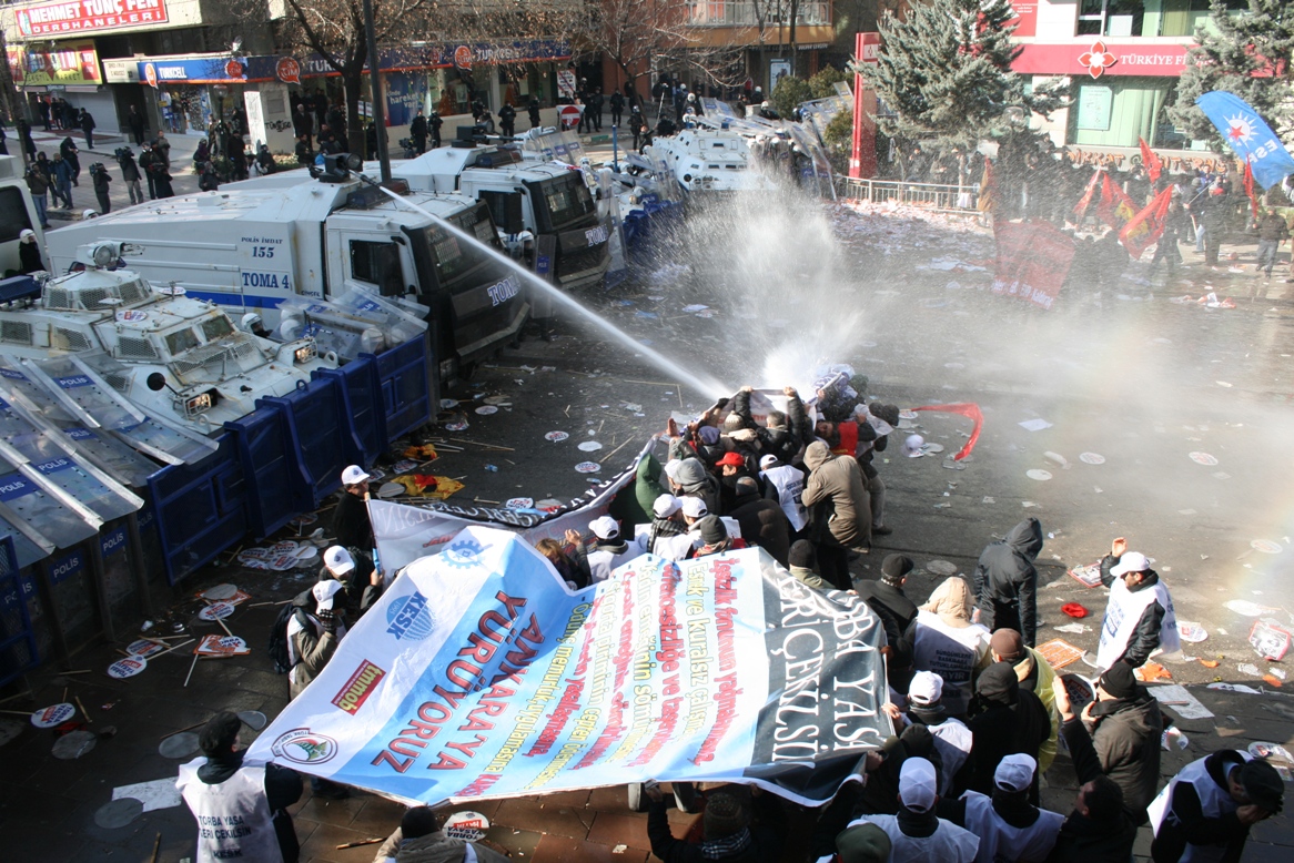 AKP İKTİDARININ ŞİDDETİNE, POLİS DEVLETİ GİRİŞİMLERİNE TESLİM OLMAYACAĞIZ!