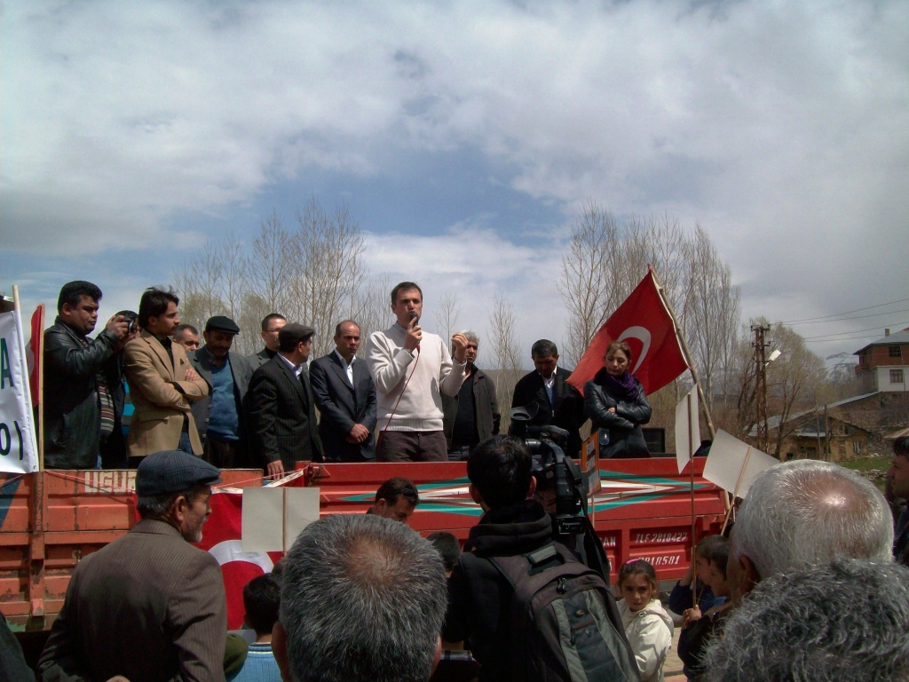 ADANA`DA KÖYLÜLERDEN TERMİK SANTRAL EYLEMİ