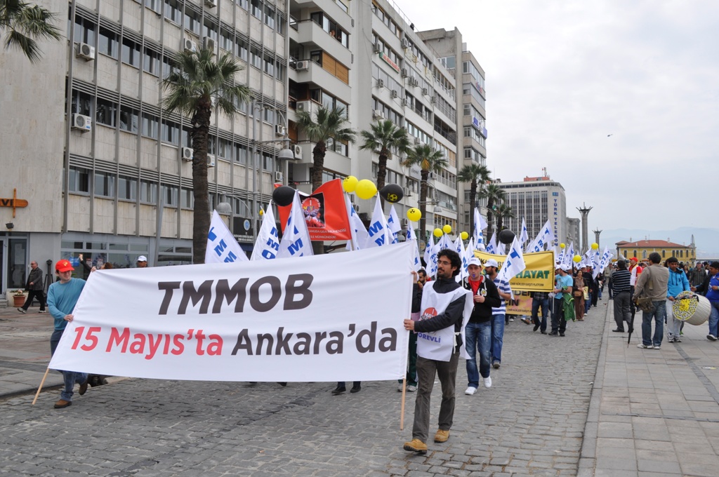 İŞTE 1 MAYIS GÜNDOĞDU MEYDANINDAYIZ 