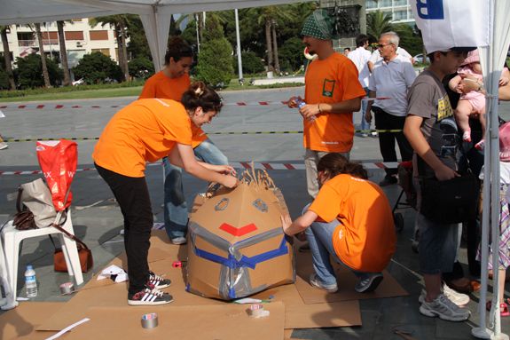İZMİRDE KARTON TEKNELER YARIŞTI 