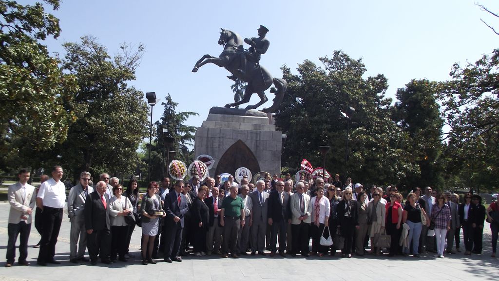 ATATÜRK ANITI`NA ÇELENK SUNUMU