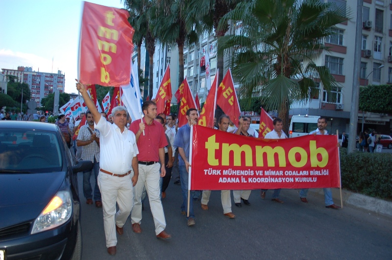 SAVAŞ TEZKERESİ ADANA’DA PROTESTO EDİLDİ