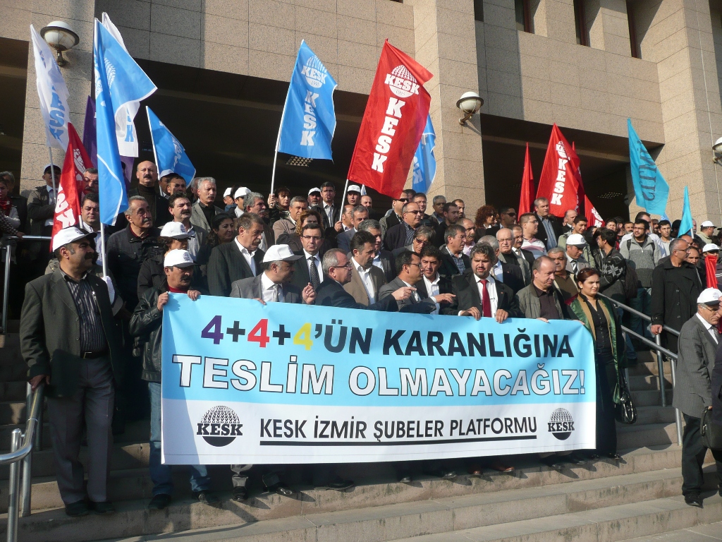 KAMU ÇALIŞANLARININ YARGILANDIĞI 4+4+4 EYLEMLERİ DURUŞMASINDA YARGILANANLARA DESTEK OLDUK 
