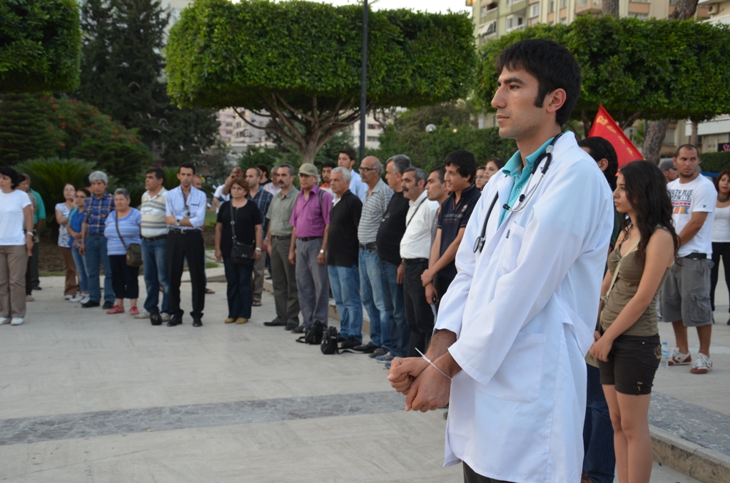 ADANA'DA "DURAN İNSANLAR" EYLEMDE