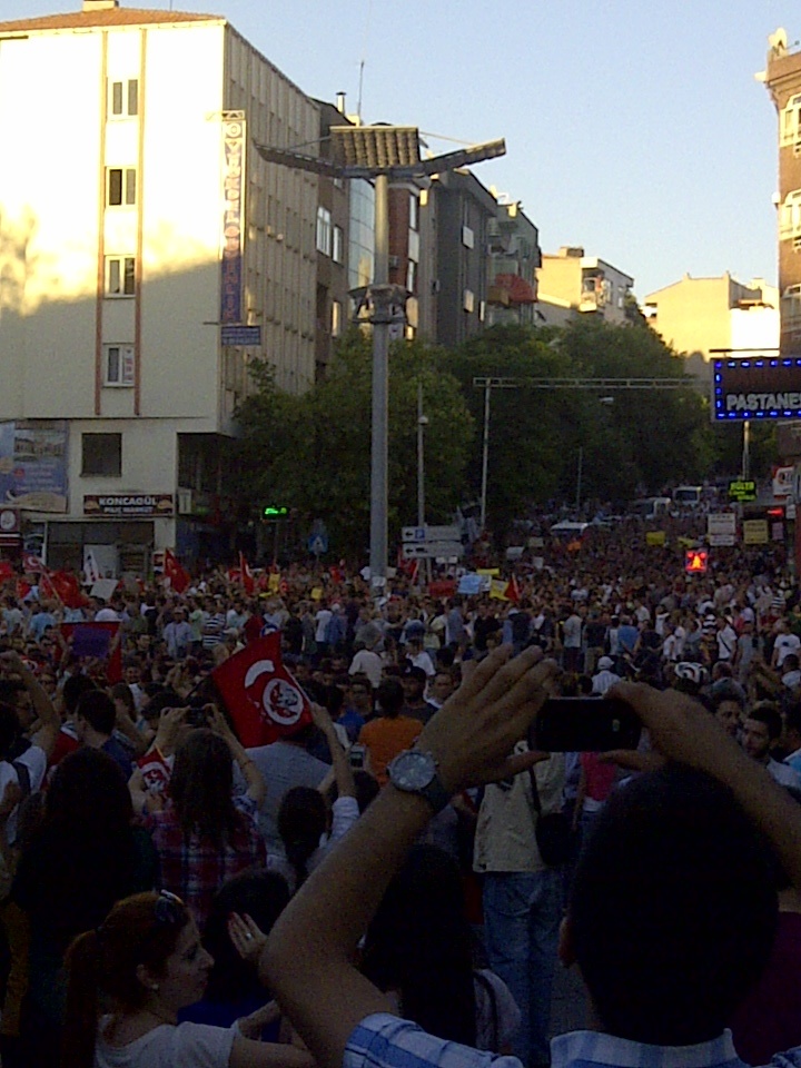 İLİMİZDE GEZİ PARKINDA YAŞANAN OLAYLARI PROTESTO İÇİN BASIN AÇIKLAMASI VE YÜRÜYÜŞ DÜZENLENDİ