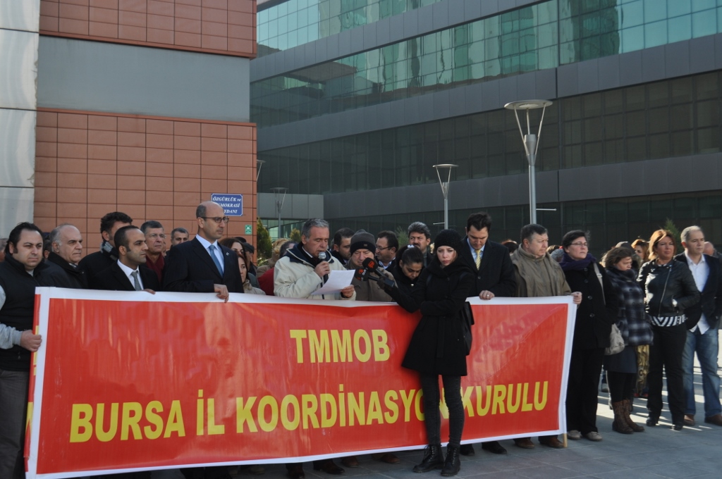 TMMOB BURSA İKK BASIN AÇIKLAMASI: `TMMOB DİRENİŞE DEVAM EDECEK, ODALARIMIZI VESAYETE TESLİM ETMEYECEKTİR`