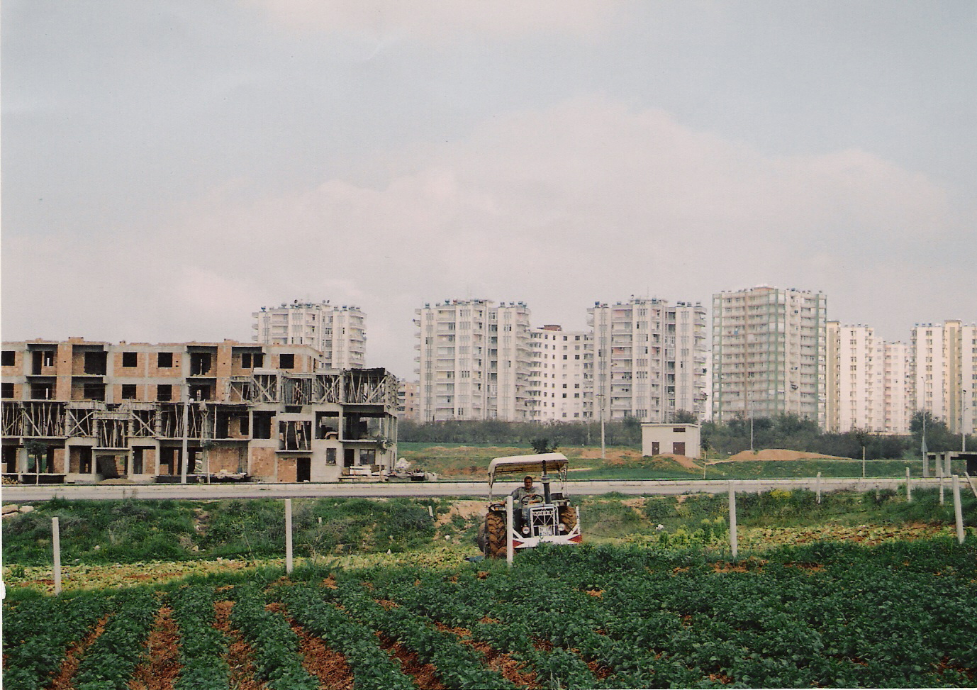 VERİMLİ ARAZİLER BETONLAŞIYOR