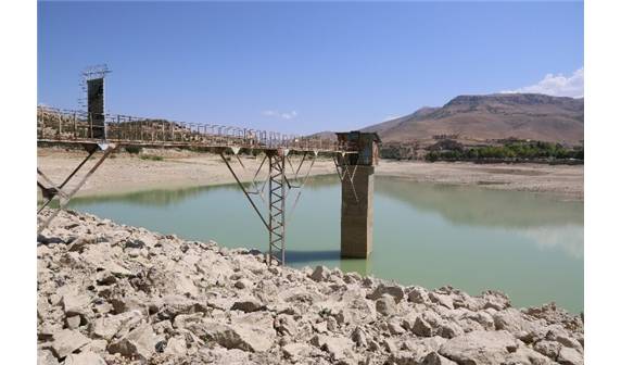 KURAKLIK, ÇİFTÇİLERİ VE ÜRETİMİ OLUMSUZ ETKİLEDİ 