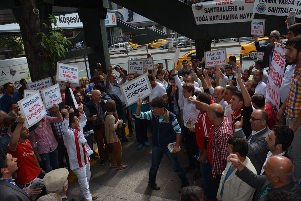 ÇEVRE VE ŞEHİRCİLİK BAKANLIĞI ÖNÜNDE "TERME" PROTESTOSU