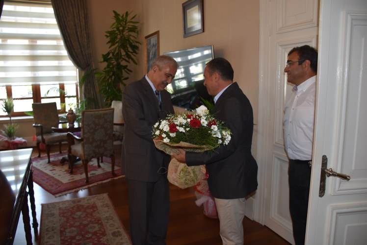 ŞUBE YÖNETİM KURULU ÜYELERİMİZ, GÖREVİNE YENİ ATANAN MANİSA VALİSİ MUSTAFA HAKAN GÜVENÇER`İ ZİYARET ETTİ