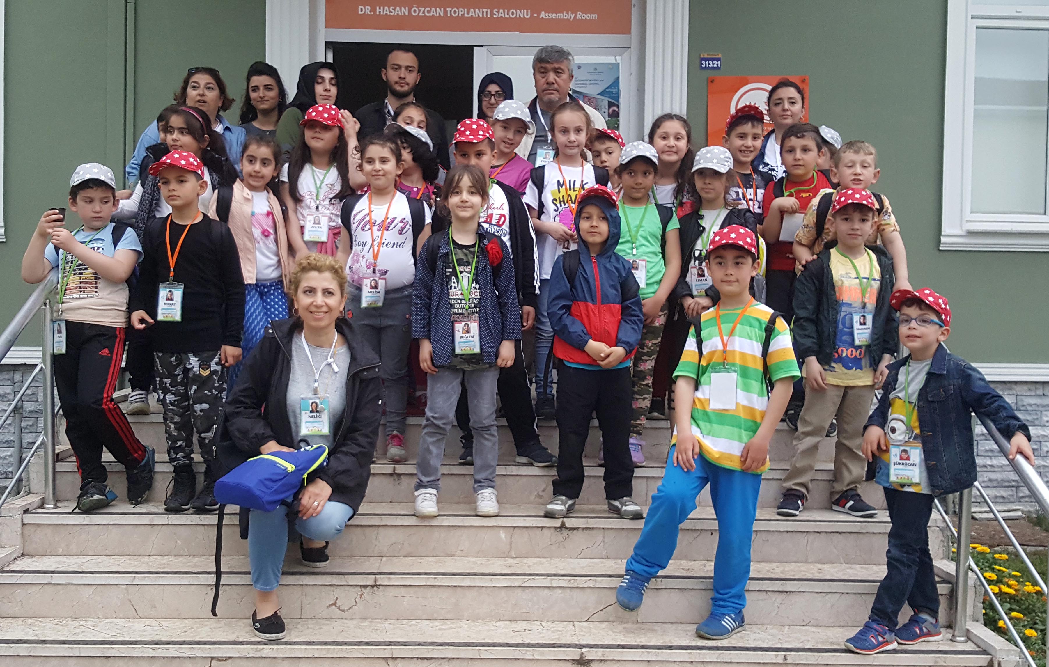  HEDEF HALK GAZETESİ - MİNİKLER BİTKİLERİ İNCELEDİ - 15 MAYIS 2017