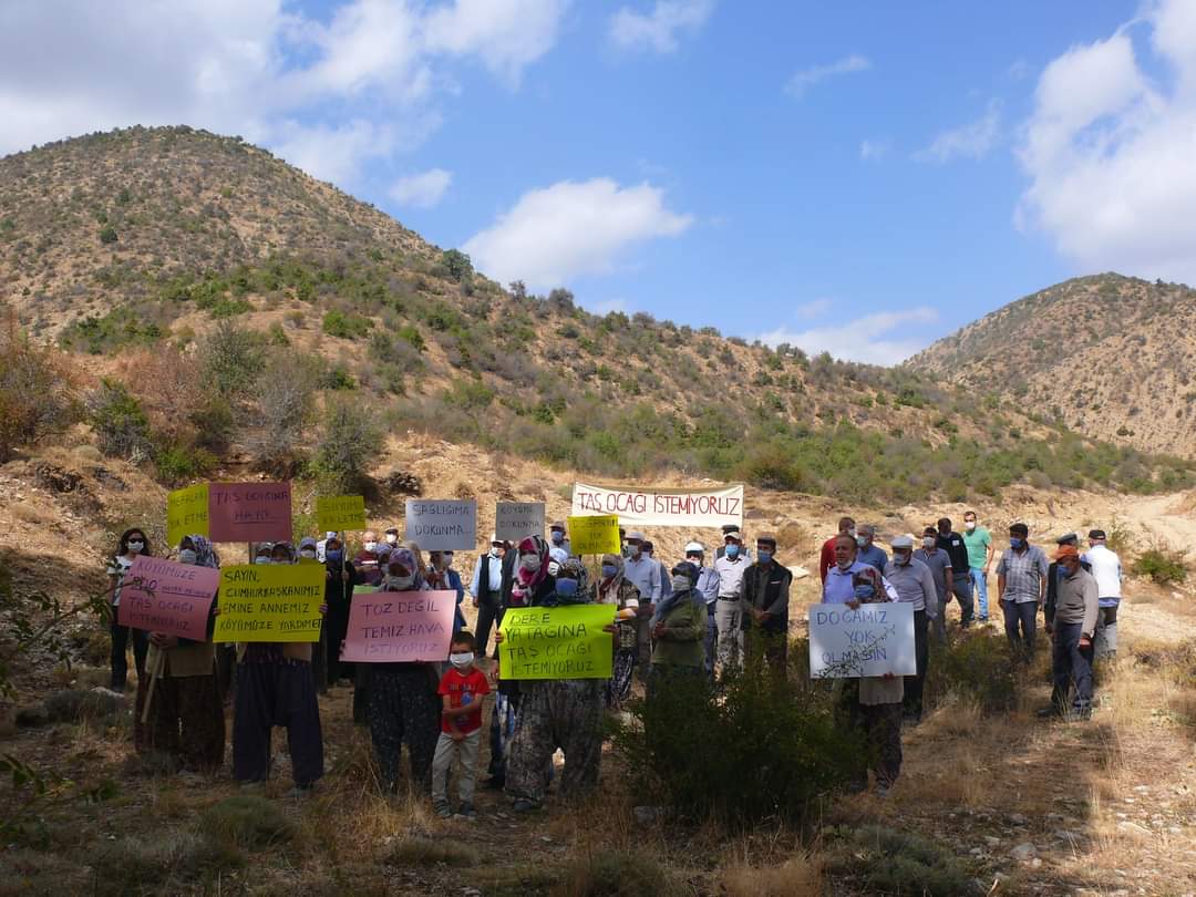 BASIN AÇIKLAMASI: KALKER OCAĞI VE KIRMA ELEME TESİSİNE KARŞI

DOĞASI, TARIM ARAZİLERİ, MERASI, YAŞAM HAKKI İÇİN DİRENEN

ANKARA BEYPAZARI DOĞANYURT KÖYLÜLERİNİN YANINDAYIZ
